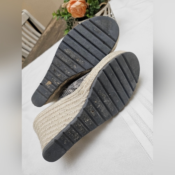 Toms Womens size 7.5 M Faux Leather snake print wedges mules. - Picture 4 of 12